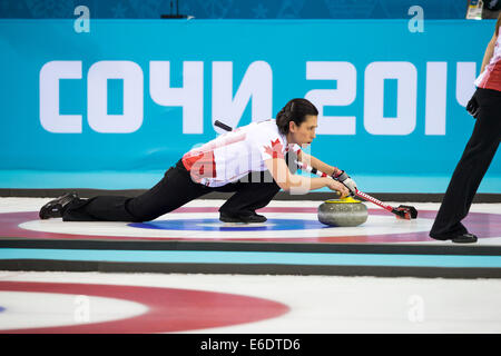 Jill Officer della medaglia d oro vincere posti del Canada di una pietra durante la donna la concorrenza di curling presso i Giochi Olimpici Invernali, Sochi Foto Stock