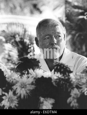 La Havana, Cuba. 6 febbraio, 1956. File (foto) mondo-famoso scrittore Ernest Hemingway nasce il 21 luglio 1899 in Oak Park, un sobborgo di Chicago. All'età di 17 Hemingway ha pubblicato il suo primo lavoro letterario. Vincitore del Premio Nobel per la letteratura. Morì 61 anni, di auto inflitti pistola sparato ferita. Nella foto: Hemingway nel suo giardino. © Jesse A. Fernandez/KEYSTONE foto/ZUMAPRESS.com/Alamy Live News Foto Stock