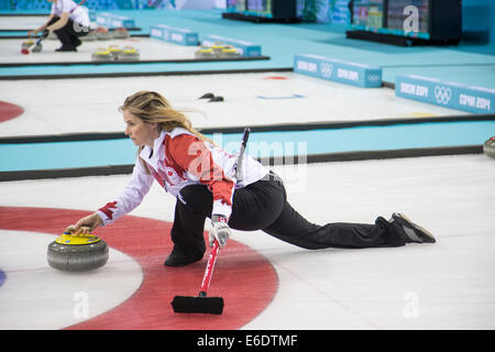 Jennifer Jones della medaglia d oro vincere posti del Canada di una pietra durante la donna la concorrenza di curling presso i Giochi Olimpici Invernali, Soc Foto Stock