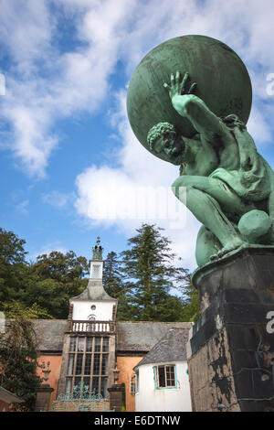 Statua di Ercole a Portmeirion nel Galles del Nord, un modello Italianamente villaggio costruito dal fondatore, architetto Clough Williams-Ellis Foto Stock
