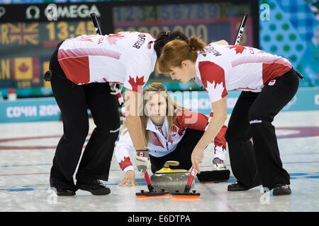 Jennifer Jones (C) pone una pietra con Jill Officer (L) e Dawn McEwen della medaglia d oro vincere in Canada nel corso di spazzamento per donna Foto Stock