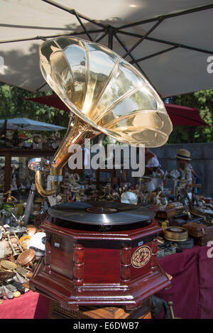 Antiquariato e il mercato delle pulci a Park Josipa Jurja Strossmayera, vecchio record player, Split, Croazia Foto Stock