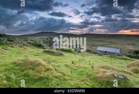 Agriturismo abbandonati a Bodmin Moor con Brown Willy dietro - il punto più alto della Cornovaglia Foto Stock