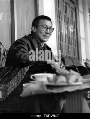 Jan 4, 1955 - Gangtok, Sikkim - Il quattordicesimo Dalai Lama, Lhamo Dondrub, è la corrente il Dalai Lama, nonché la più lunga vissuto incombente. Dalai Lama sono i monaci di testa della scuola Gelug, la più recente delle scuole del buddhismo tibetano. Data di nascita: 6 luglio 1935 (Età 79), Taktser, la Cina è stato insignito del Premio Nobel per la pace, Laurea honoris causa, Premio Templeton, Congressional Gold Medal, Life Achievement Award e molti di più. Nella foto: DATA ESATTA sconosciuto: una studiosa cercando il Dalai Lama ha recentemente visitato Gangtok, Sikkim, con una divertente luccichio negli occhi e preso un tè nei giardini della politica indiana Foto Stock