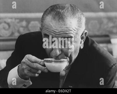 Stati Uniti Il presidente Lyndon B. Johnson bicchiere di tè, 1965 Foto Stock
