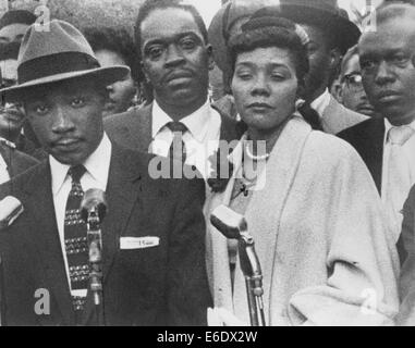 Martin Luther King Jr con la moglie Coretta, durante il boicottaggio degli autobus di Montgomery, Alabama, STATI UNITI D'AMERICA, Marzo 1956 Foto Stock