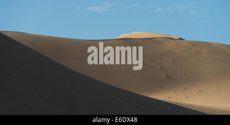 Cantando le dune di sabbia a Mingsha Shan, deserto dei Gobi, Dunhuang, Jiuquan, provincia di Gansu, Cina Foto Stock