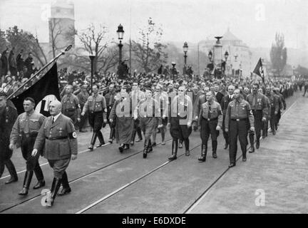 Adolf Hitler, Julius Streicher (in primo piano, R), e Hermann Goering (L di Hitler) ripercorrere passaggi di 1923 Birreria Putsch, Foto Stock