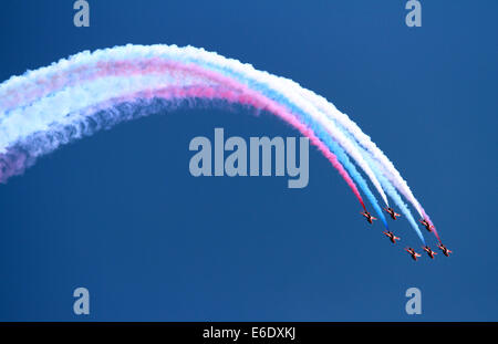 Le frecce rosse . East Runton, North Norfolk, Regno Unito. 20 agosto 2014. Le frecce rosse mostrano tutta la loro abilità straordinaria a Cromer Carnevale 2014, visto qui da East Runton, North Norfolk. Credito: Paolo Marriott/Alamy Live News Foto Stock