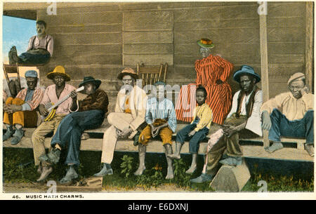 Gruppo di afro-americani portico, uno uomo con Banjo, Ritratto, 'Musica ha fascino - 46', USA, Hand-Colored cartolina, circa 1910 Foto Stock