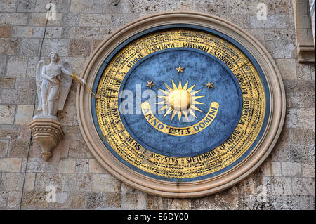 Messina, Sicilia. Il bellissimo orologio astronomico della Cattedrale di Messina. Esso è integrato nel campanile della chiesa Foto Stock