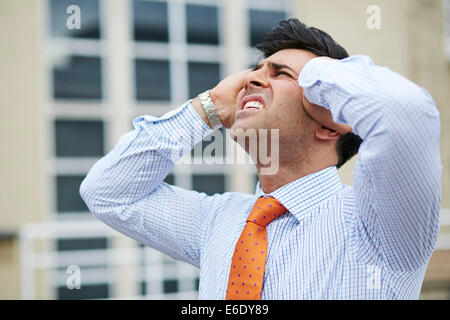 L uomo ha sottolineato durante il lavoro Foto Stock