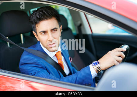 L'uomo gesticolando durante la guida di auto Foto Stock