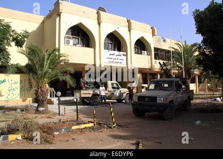 Tripoli, Libia. 21 Ago, 2014. I combattenti islamisti sono visti vicino a Tripoli aeroporto dell'autostrada, in Libia, il Ago 21, 2014. I militanti islamici e pro-secolare costantemente delle milizie pestate reciprocamente le fortezze in Libia la città capitale di Tripoli dal luglio 13. Gli scontri tra i militanti rivali hanno lasciato almeno 102 morti e 452 feriti. Credito: Hamza Turkia/Xinhua/Alamy Live News Foto Stock