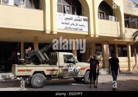 Tripoli, Libia. 21 Ago, 2014. I combattenti islamisti sono visti vicino a Tripoli aeroporto dell'autostrada, in Libia, il Ago 21, 2014. I militanti islamici e pro-secolare costantemente delle milizie pestate reciprocamente le fortezze in Libia la città capitale di Tripoli dal luglio 13. Gli scontri tra i militanti rivali hanno lasciato almeno 102 morti e 452 feriti. Credito: Hamza Turkia/Xinhua/Alamy Live News Foto Stock