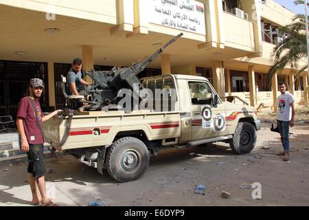 Tripoli, Libia. 21 Ago, 2014. I combattenti islamisti sono visti vicino a Tripoli aeroporto dell'autostrada, in Libia, il Ago 21, 2014. I militanti islamici e pro-secolare costantemente delle milizie pestate reciprocamente le fortezze in Libia la città capitale di Tripoli dal luglio 13. Gli scontri tra i militanti rivali hanno lasciato almeno 102 morti e 452 feriti. Credito: Hamza Turkia/Xinhua/Alamy Live News Foto Stock