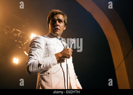 O2 Academy Brixton, Brixton, London, Regno Unito 21 agosto 2014 alveari presso l'O2 Academy Brixton Pelle Almqvist cantante Pelle Almqvist Credito: Richard Soans/Alamy Live News Foto Stock