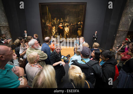 Guardare la gente famosa dipinto 'L' Nachtwacht da Rembrandt van Rijn presso il Rijksmuseum di Amsterdam. Disponibile anche in b&w nr. E6E0F9 Foto Stock