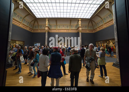 Guardare la gente "l' Nachtwacht da Rembrandt van Rijn presso il Rijksmuseum di Amsterdam. Foto Stock