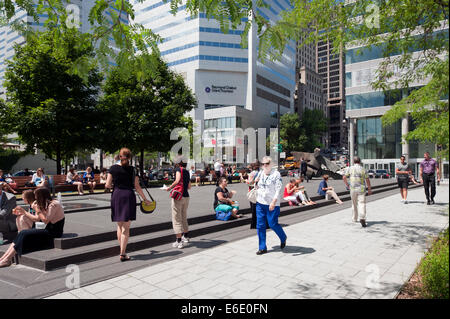 Victoria Square vivo con persone su un luminoso giorno d'estate. Montreal, provincia del Québec in Canada. Foto Stock