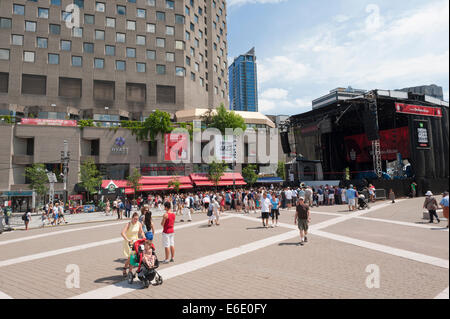 La folla sulla Place des Festivals durante il Jazz festival di Montreal. Foto Stock