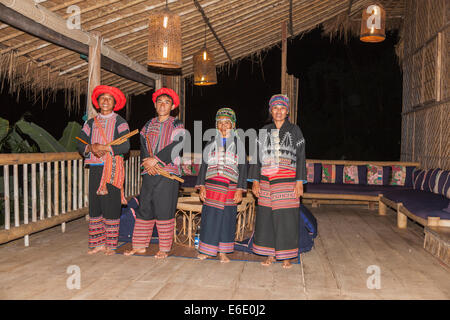 Ballerini Hmong e gli animatori a Chiang Khong nella provincia di Chiang Rai, la Thailandia del Nord in un colorito tradizionale costume locale Foto Stock