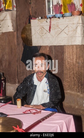 Sciamano con i suoi strumenti di shamanistic nel villaggio hmong in Chiang Khong nella provincia di Chiang Rai, la Thailandia del Nord Foto Stock