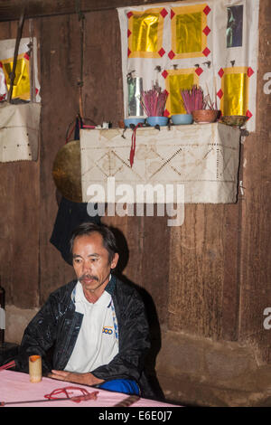 Sciamano con i suoi strumenti di shamanistic nel villaggio hmong in Chiang Khong nella provincia di Chiang Rai, la Thailandia del Nord Foto Stock