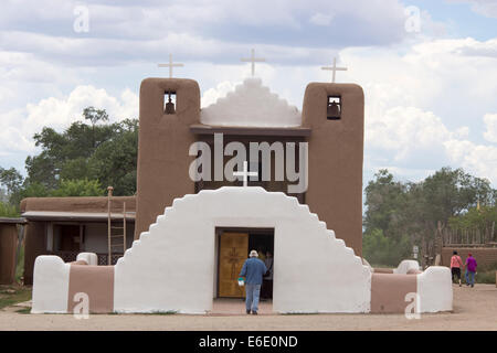 San Geronimo, o di San Girolamo, cappella di Taos, Nuovo Messico, completata nel 1850 per sostituire l'originale chiesa la guerra con il Messico. Foto Stock