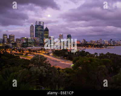 La città di Perth Skyline da Kings Park al crepuscolo Foto Stock