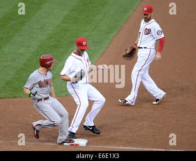 Washington, DC, Stati Uniti d'America. 21 Ago, 2014. Washington cittadini relief pitcher Matt Thornton (46), centro fa un vicino di mettere fuori alla prima base sulla Arizona Diamondbacks center fielder mittente Inciarte (5), dopo aver preso una lancia da Washington a cittadini primo baseman Adam LaRoche (25), a destra, nell'ottavo inning ai cittadini Parco di Washington. I cittadini sconfitti i Diamondbacks, 1-0. Credito: Chuck Myers/ZUMA filo/Alamy Live News Foto Stock