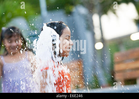 I bambini giocano nelle fontane vicino al Lago de Ilusiones in Villahermosa, Tabasco, Messico. Foto Stock