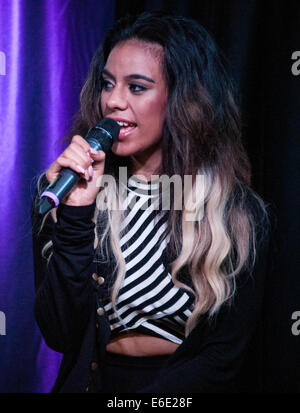 Bala Cynwyd, Pennsylvania, USA. 21 Agosto, 2014. Dina Jane Hansen di American Girl quinto gruppo armonia esegue a Q102's teatro delle prestazioni il 21 agosto 2014 a Bala Cynwyd, Pennsylvania, Stati Uniti. Credito: Paolo Froggatt/Alamy Live News Foto Stock