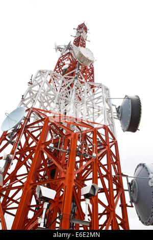 Torre di comunicazioni isolare su sfondo bianco Foto Stock