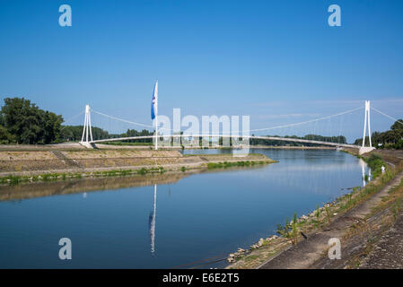 Ponte pedonale oltre il fiume Drava, Osijek, Slavonia Foto Stock