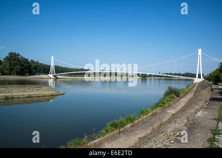 Ponte pedonale oltre il fiume Drava, Osijek, Slavonia Foto Stock