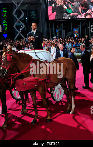 Berlino, Germania. 21 Ago, 2014. Dwayne Johnson assistere alla Premiere di "Hercules" di Berlino. Credito: dpa picture alliance/Alamy Live News Foto Stock