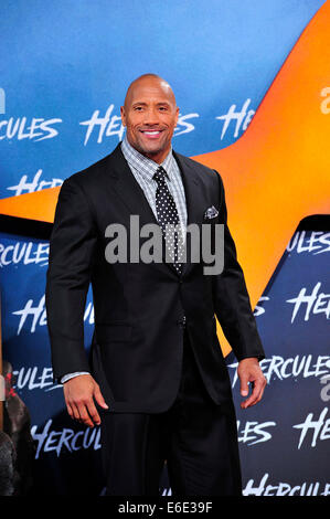 Berlino, Germania. 21 Ago, 2014. Dwayne Johnson assistere alla Premiere di "Hercules" di Berlino. Credito: dpa picture alliance/Alamy Live News Foto Stock