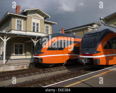 Nuovo Stadler treni passeggeri in piedi di Tartu stazione ferroviaria. Estonia Foto Stock