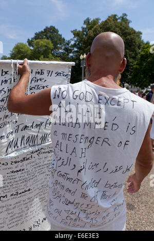 Uomo musulmano con messaggi islamici che predicano in pubblico - Washington, DC USA Foto Stock