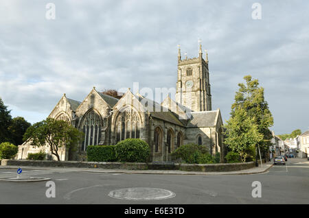 Vecchia San Eustachio chiesa parrocchiale centro di Tavistock città la mattina presto strade vuote Foto Stock