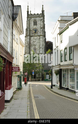 Vecchia San Eustachio chiesa parrocchiale centro di Tavistock città la mattina presto strade vuote Foto Stock