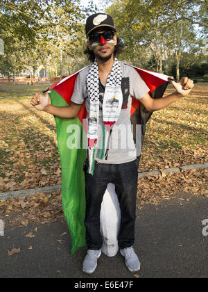 Giovani palestinesi uomo vestito per Rally per la Palestina a Cadman Plaza Park di Brooklyn a New York, Aug.20, 2014. Foto Stock