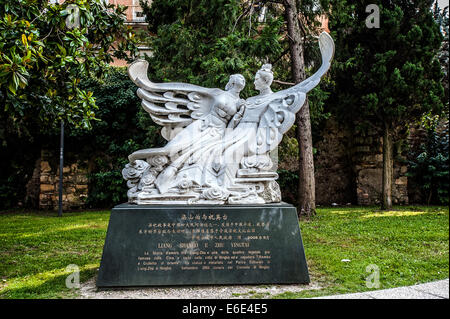 Italia Veneto Verona Tomba di Giulietta Statua di Liang Shambo e Zhu Yingtai. Il Romeo e Giulietta di Orient Foto Stock