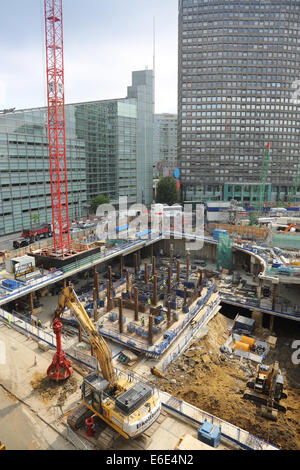 Costruzione di un nuovo grande misti commerciali di sviluppo su un sito confinati nel centro di Londra che mostra lo scavo nel seminterrato Foto Stock