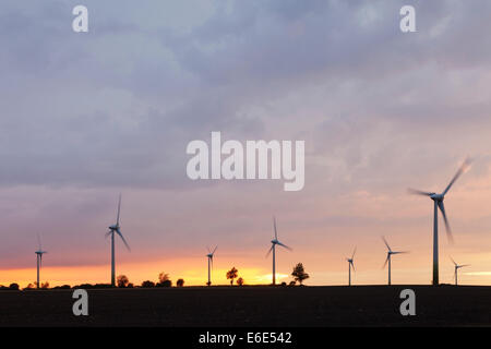 Le turbine eoliche al tramonto, isola di Fehmarn, Schleswig-Holstein, Germania Foto Stock