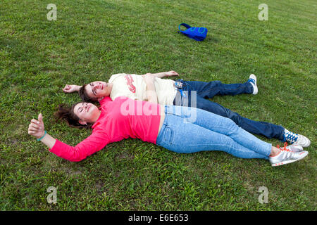 Una coppia giacendo sull'erba nel parco Foto Stock