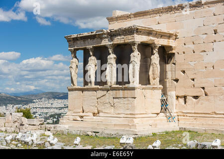 Dettaglio del portico sud dell'Eretteo con le cariatidi, Atene Grecia Foto Stock
