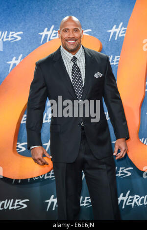 Berlino, Germania. 21 Ago, 2014. Attore americano e wrestler Dwayne "The Rock" Johnson assiste per la premiere del film "Hercules: Il Thracian Wars' al Sale del Cinestar di cinema presso il Sony Centre di Berlino, Germania. Il 21 agosto 2014. Credito: dpa picture alliance/Alamy Live News Foto Stock