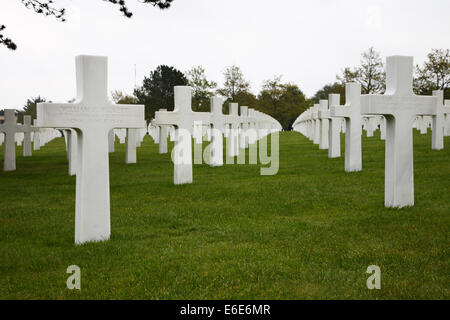 Croci Bianche e le tombe in Normandia Cimitero e memoriale americano a Omaha Beach, in Normandia, Francia, vicino a Bayeux. Foto Stock